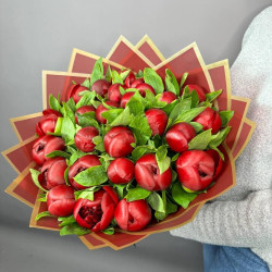 Букет из 25 бордовых пионов